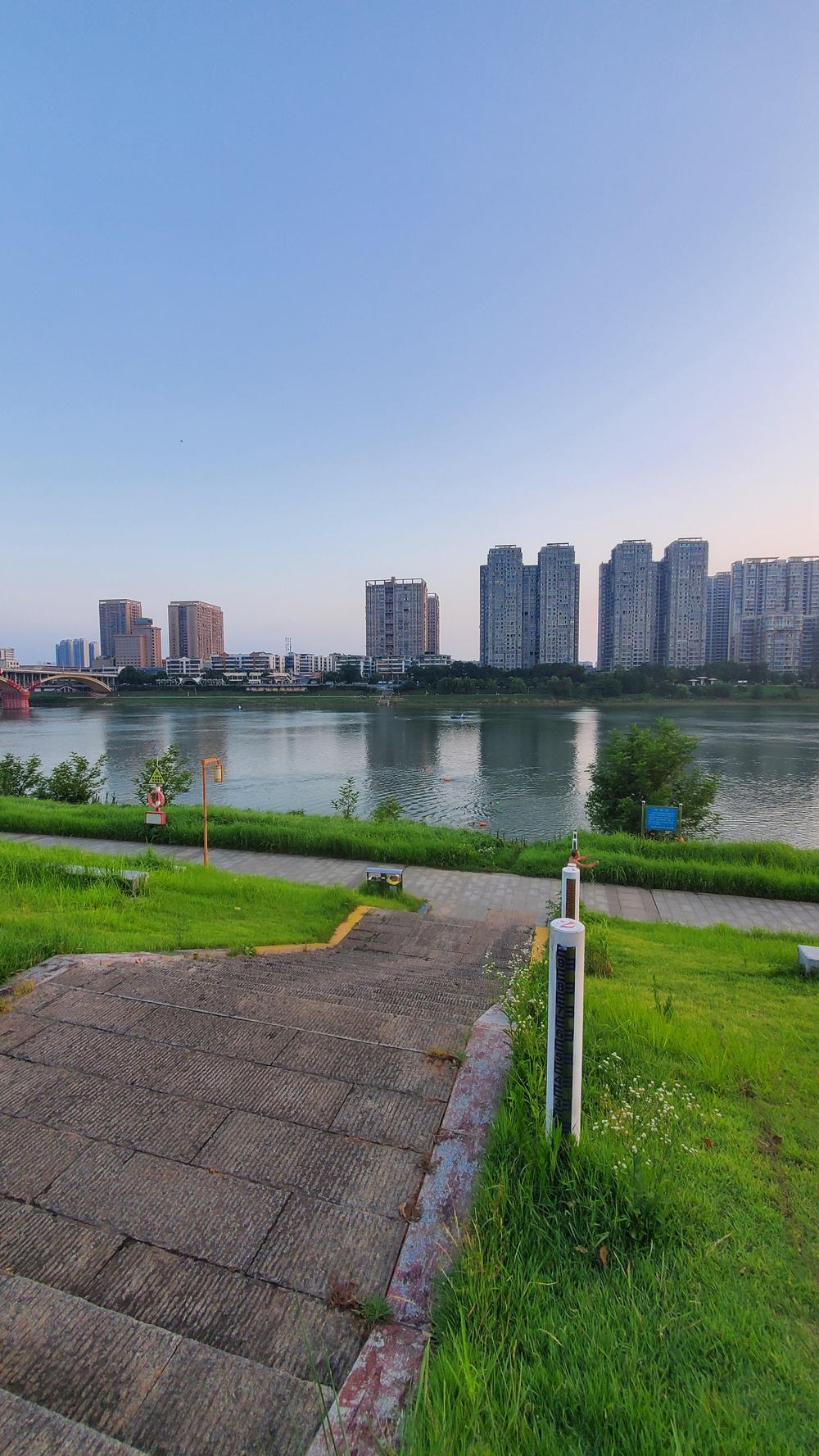 益陽資江河畔實景，河岸綠地同對岸高樓住宅群